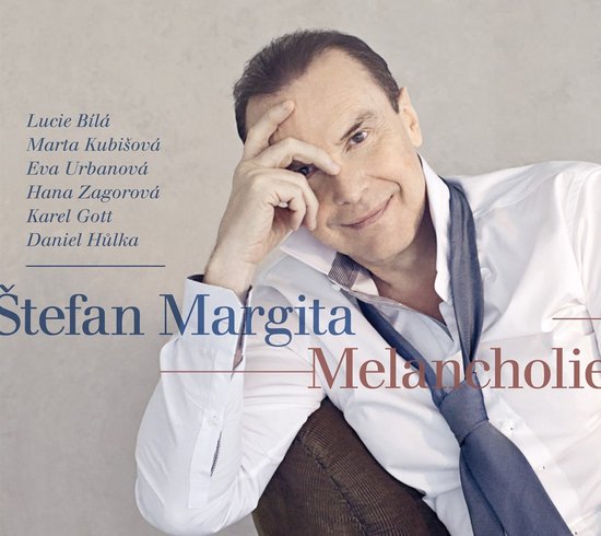 Stefan Margita met een witte blouse en blauw gestreepte das, die naar de camera glimlacht.