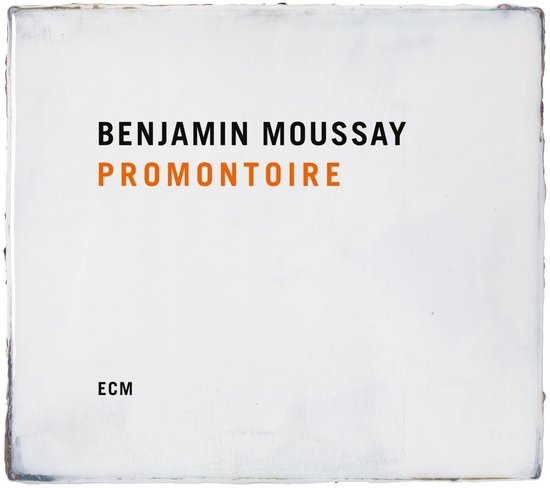 Hoes van de cd Promontoire van Benjamin Moussay met zwarte tekst voor de naam en oranje tekst voor de titel.