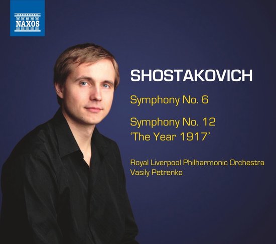Een man met blond haar, gekleed in een zwart overhemd, staat op de voorkant van de CD. Teks: Shostakovich, Symphony No. 6, Symphony No. 12 'The Year 1917', Royal Liverpool Philharmonic Orchestra, Vasily Petrenko.