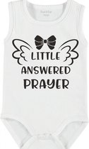 Baby Rompertje met tekst 'Little anwsered prayer' | mouwloos l | wit zwart | maat 50/56 | cadeau | Kraamcadeau | Kraamkado
