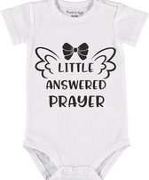 Baby Rompertje met tekst 'Little anwsered prayer' | Korte mouw l | wit zwart | maat 62/68 | cadeau | Kraamcadeau | Kraamkado