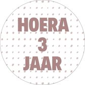 20 x Roze Traktatiestickers Hoera 3 Jaar - Stickervel - Cadeaustickers - Wensetiket - Rond 4 cm - Sluitsticker - 20 stuks - Sticker 3e Verjaardag