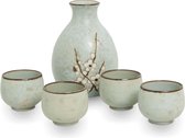 sake set exclusief Japans servies voor rijstwijn, bestaande uit sake fles van Edo hoogte 12 cm breedte 7,5 cm plus 4 sake cups doorsnede 5 cm hoogte 3,5 cm .