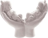 tweeling baby in 2 handen wit beeld polystone cadeau bij geboorte of doop