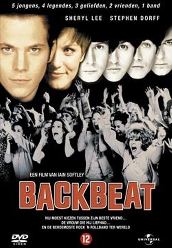 Filmaffiche "Backbeat" met de gezichten van 5 jongens, waaronder Sheryl Lee en Stephen Dorff. Onder hen een menigte juichende fans.