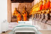Behang - Fotobehang Twee monniken in de gangen van de tempel in Ayutthaya - Breedte 420 cm x hoogte 280 cm