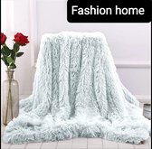 BEDSPREI-plaid-deken-MEGA MOOI-MEGA GROOT-  fluffy-licht grijs- bont langharig 240x220 cm. 100% microvezel. Heerlijk warm voor in de winter. Verkrijgbaar in diverse maten en kleuren. Dekbedst