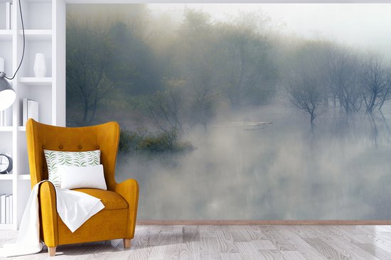 Behang - Fotobehang Redwood forest ingesloten door een dichte mist - Breedte 600 cm x hoogte 400 cm