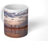 Mok - Panoramisch zicht van de skyline van Koeweit-stad in de verte - 350 ML - Beker - Uitdeelcadeautjes