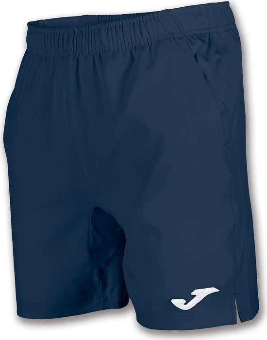 Marineblauwe Joma tennisshort voor heren met wit Joma-logo op de zoom.