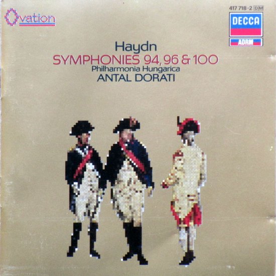 Albumhoes met drie pixelachtige figuren in 18e-eeuwse militaire uniformen, met de tekst "Haydn SYMPHONIES 94, 96 & 100".