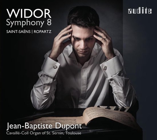 Jean-Baptiste Dupont met handen aan slapen, witte blouse, bladmuziek en "Widor Symphony 8" tekst.