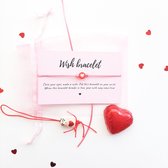 Valentijnspakket ''klein'' cadeaupakket, kaart A6, wensarmbandje, gelukspoppetje, hartjes chocola