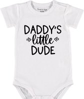 Baby Rompertje met tekst 'Daddy's little dude' | Korte mouw l | wit zwart | maat 62/68 | cadeau | Kraamcadeau | Kraamkado