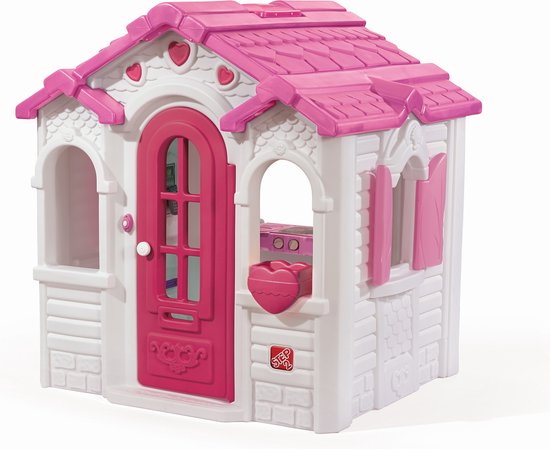 Wit en roze speelhuis met roze dak, met twee meisjes aan de buitenkant.