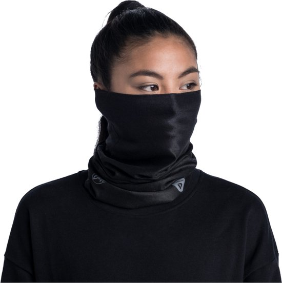 Vrouw met zwarte nekwarmer met Buff logo's en een zwarte trui.