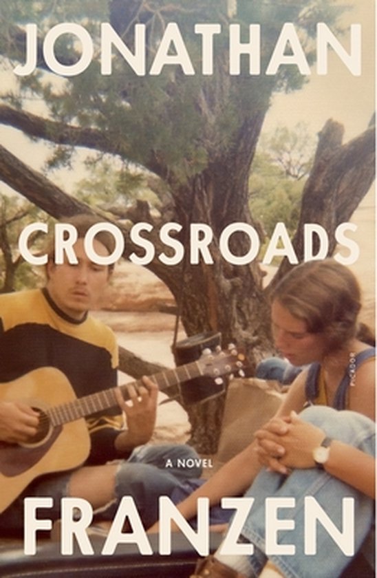 Boekomslag van "Crossroads" van Jonathan Franzen met twee jongeren die buiten met een gitaar zitten.