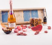 Valentijn cadeaupakket - Cupido - VOC melange - Wadd’n melange - Pindarotsjes - Macarons - Kaneelamandelen - Valentijnbonbons - Brut rose - Chocoaldehart