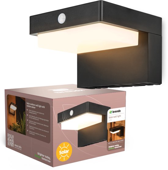 Zwarte buitenwandlamp van Brendz met sensor, warm wit licht, LED.