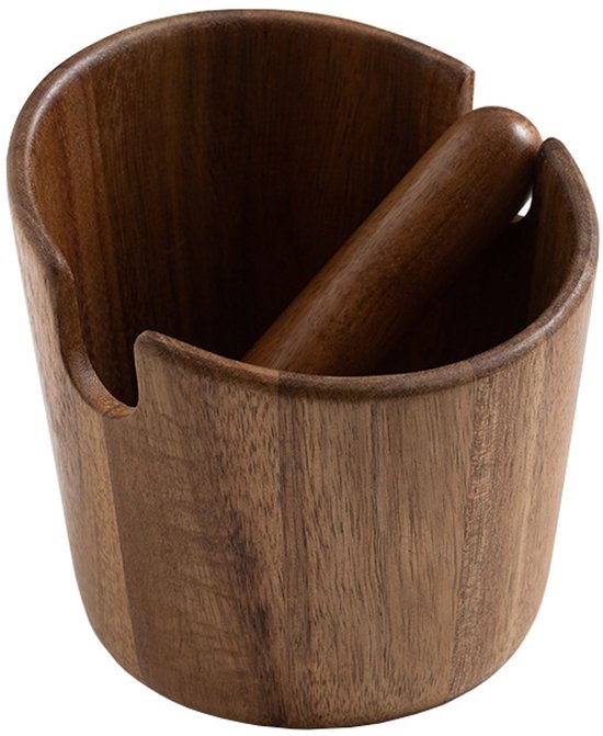Houten knock box met stamper, op een witte achtergrond.