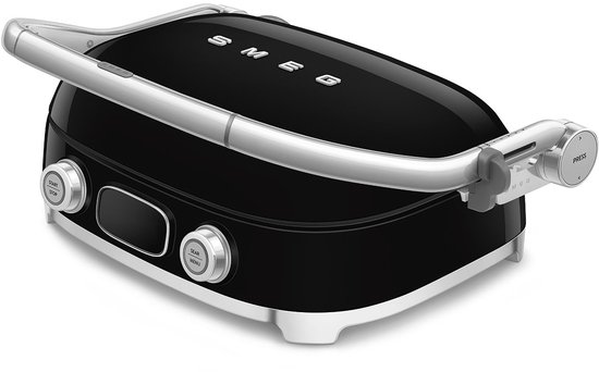 Zwarte gesloten contactgrill met chromen handvat en zilveren knoppen.