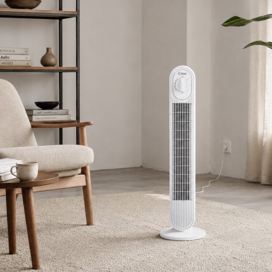Witte torenventilator met 'kiwi' logo en instelknop, naast een stoel en bijzettafel.