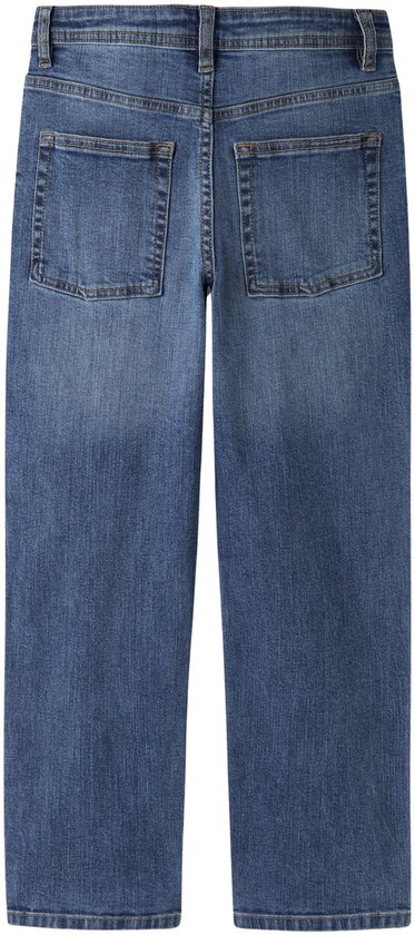 Achterkant van een losse, blauwe jeans met twee achterzakken.