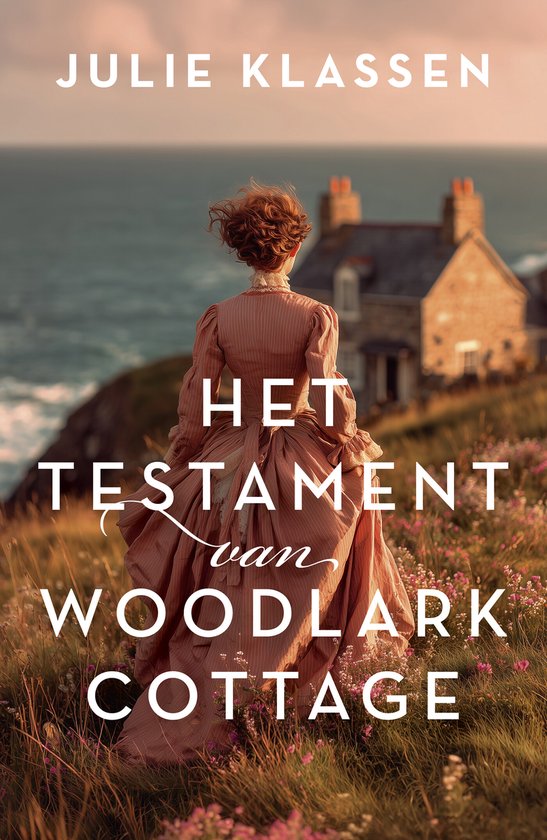 Een vrouw in een roze jurk staat met haar rug naar de kijker, kijkend naar een cottage aan zee. De tekst 'JULIE KLASSEN HET TESTAMENT van WOODLARK COTTAGE' staat op de afbeelding.