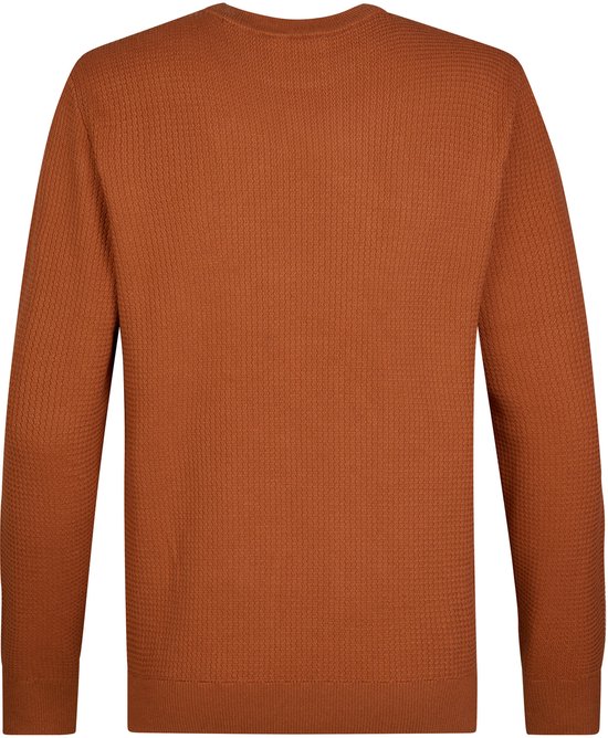 Achterkant van een oranje trui met ronde hals en wafelpatroon, loshangend.