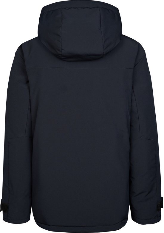 Achterkant van een donkerblauwe jongensjas met capuchon, met zwarte lusjes aan de zijkant.