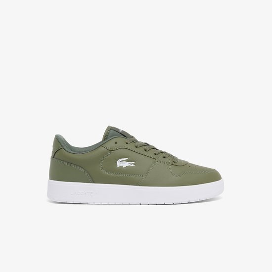 Khaki Lacoste sneaker met witte zool en krokodillenlogo op de zijkant.