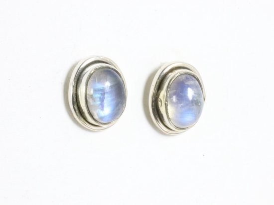 Ovale zilveren oorstekers met cabochon geslepen regenboog maansteen. De steen heeft een blauwe en witte gloed.