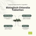 Drie groene Chlorella tabletten met tekst die hun biologische en vegan kenmerken beschrijft.