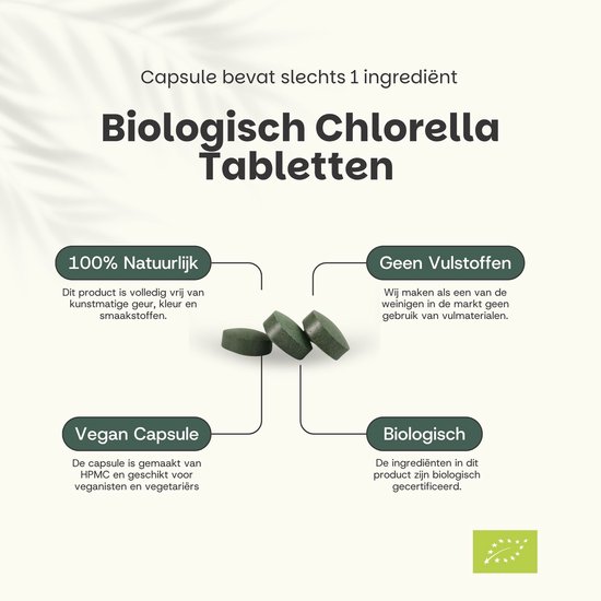 Drie groene Chlorella tabletten met tekst die hun biologische en vegan kenmerken beschrijft.
