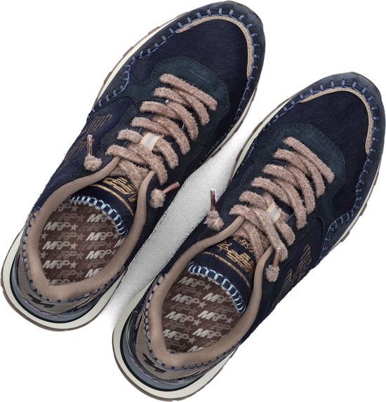 Baskets MRP bleues avec lacets et accents marron. Texture daim et fourrure.