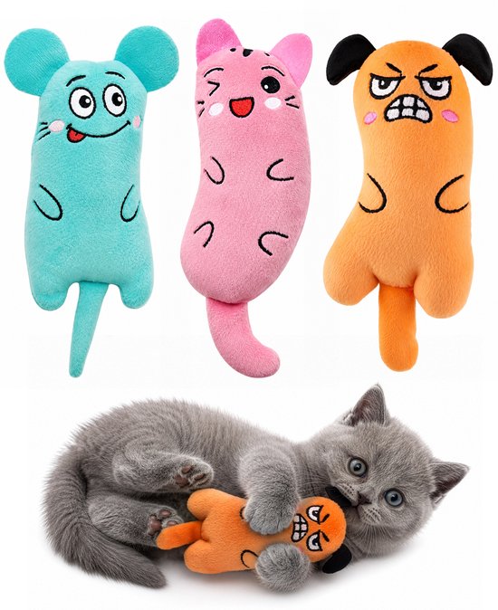 Chaton jouant avec une peluche orange, avec trois jouets au-dessus : souris bleue, chat rose, chien orange.