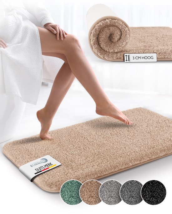 Vrouw met voeten op beige, hoogpolige badmat. Verkrijgbaar in meerdere kleuren, met keurmerk.