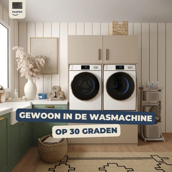 Moderne wasruimte met twee wasmachines en een droger, met een beige badmat op de vloer.