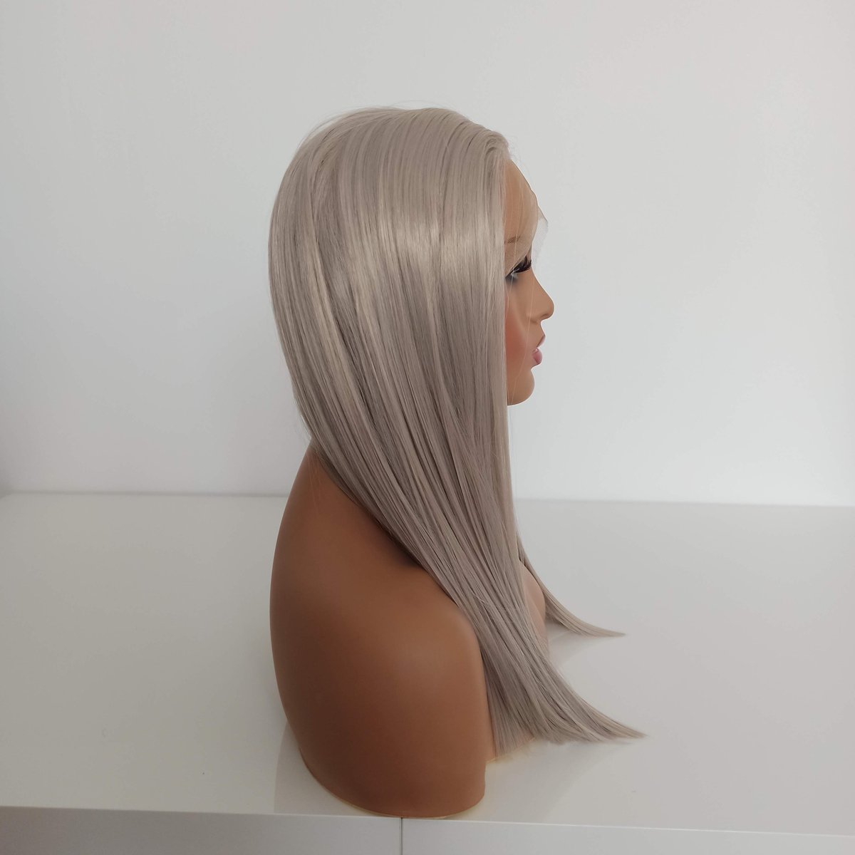 Merkloze Lace Front Pruik Grijsblond 55 cm - Inclusief Pruikenkap