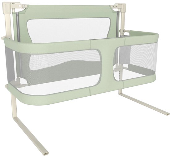 Lichtgroen babybedje/wieg met gaas aan de zijkanten en een verstelbaar metalen frame, geïsoleerd op witte achtergrond.