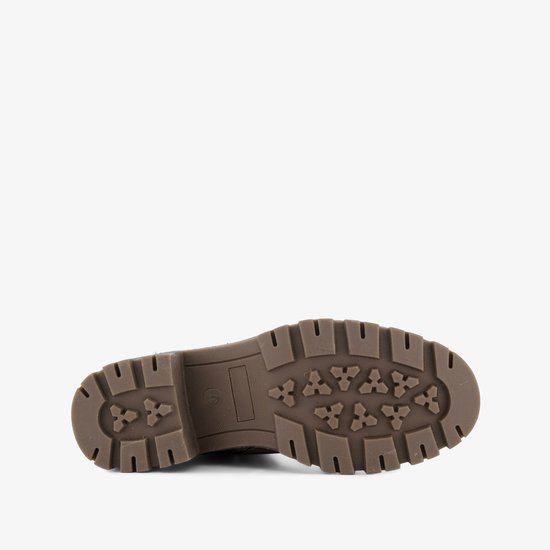 Onderkant van een bruine veterboot met profielzool.