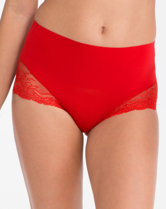 Rode hipster broek met kanten details aan de zijkanten, op een model.