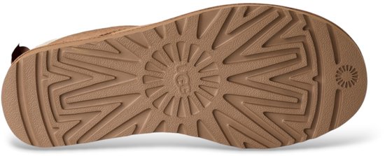 Onderkant van een bruine UGG laars met een gedetailleerd profiel.