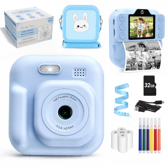 Een compleet pakket van een lichtblauwe kindercamera. De set bevat de camera, een blauw tasje met konijnen-print, een 32GB SD-kaart, een USB-kabel, een draagkoord, 4 thermische rollen en 5 kleurpotloden. Ook een handleiding en de verpakking zijn zichtbaar.