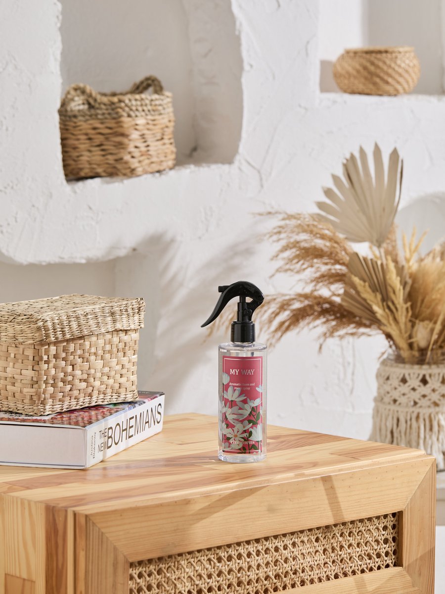 Charmens My Way Roomspray – Huisparfum – Interieurparfum – Huisgeur – Kamergeur – Geurverspreider – Daily Fragrance – Linnen & Textiel – Room Spray – Home Spray – Spa & Wellness – Massagesalon – Beautysalon – 250 ml