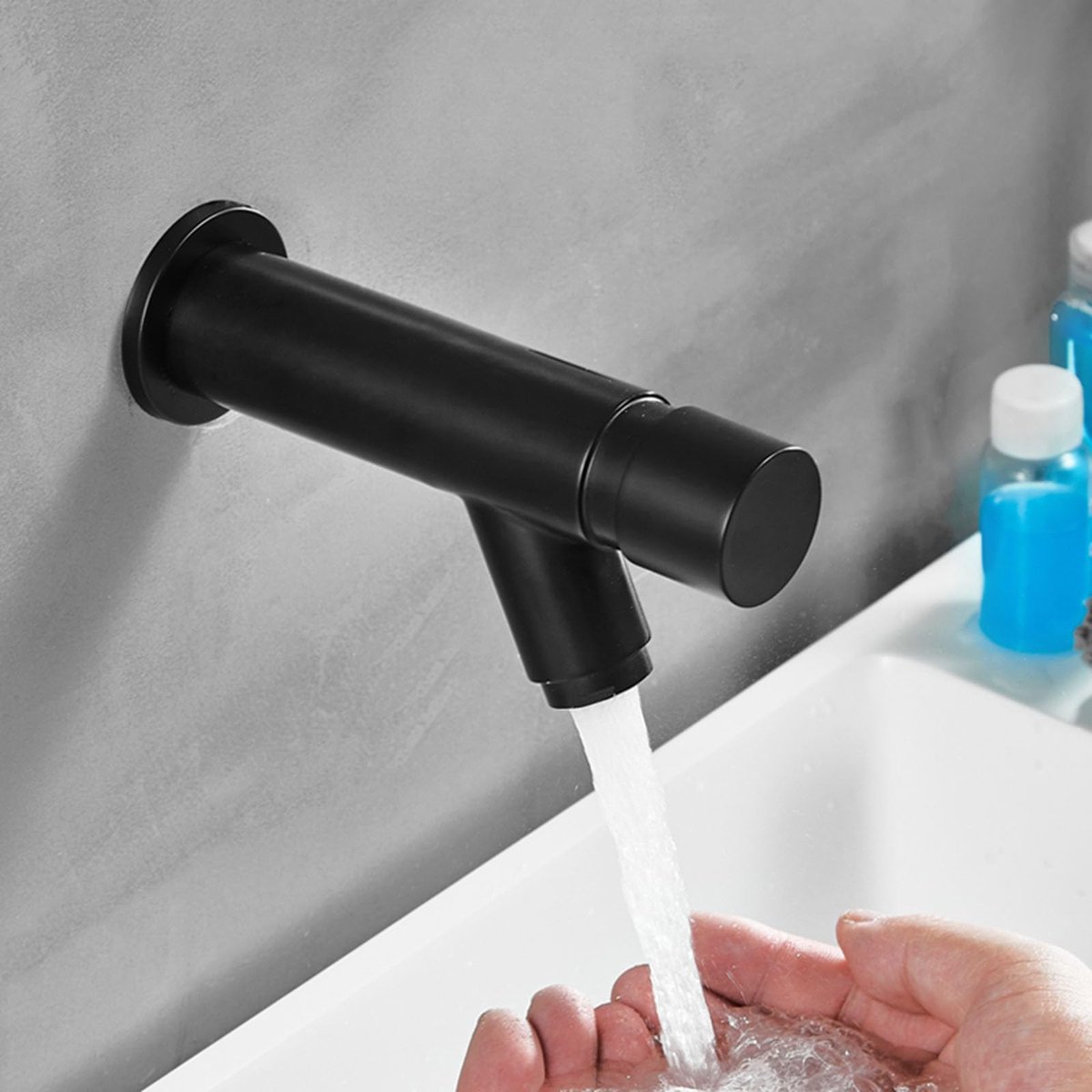 Wastafelkraan koud water - zwarte wandkraan - met drukknop - stijlvol en functioneel - ShopVlot