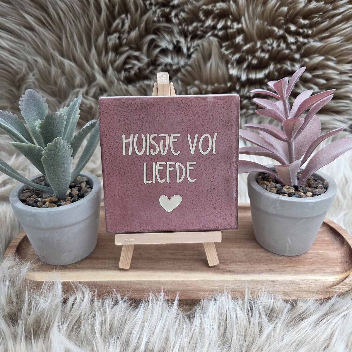 CreaCraft - Robuust tegeltje – "Huisje vol liefde" – Wanddecoratie – Cadeau voor Nieuwe Woning, Housewarming of Gezinscadeau – Vriend(in) – Trendy nu – Incl Standaard – Cadeau Idee- Brievenbuscadeau - Spreuktegel - Tegeltjeswijsheid