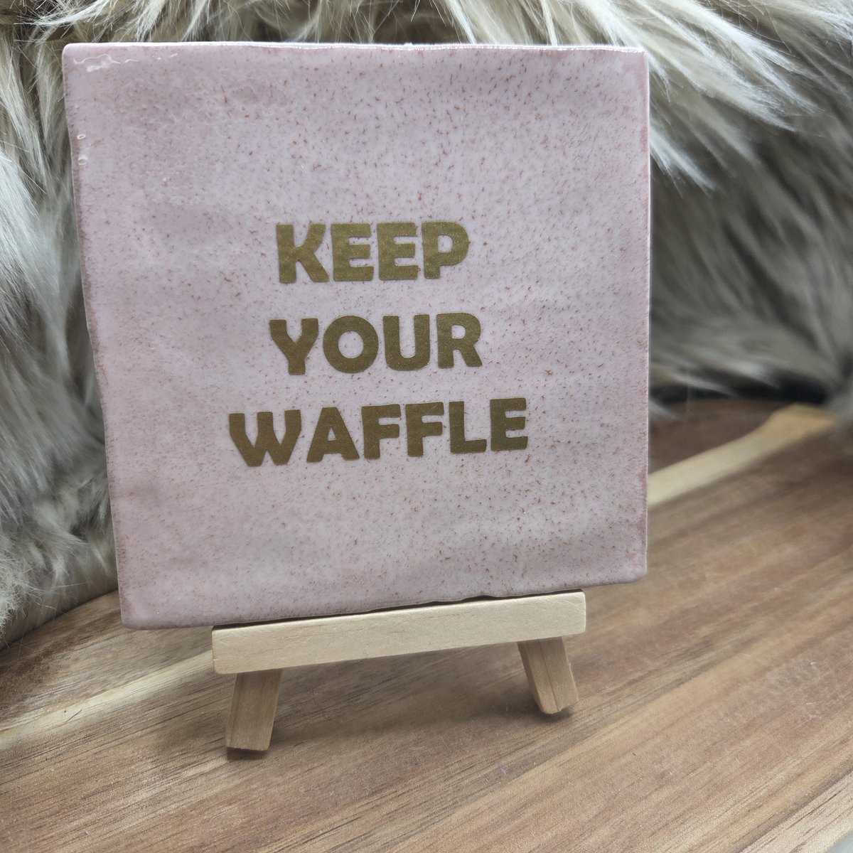 CreaCraft - Robuust tegeltje - "Keep Your Waffle" - Grappige Wanddecoratie - Cadeau met Knipoog - Vrienden, Familie, Collega of zomaar - Trendy nu - Cadeau idee - Incl standard - Brievenbuscadeau - Spreuktegel - Tegeltjeswijsheid
