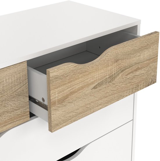 Dichte detailopname van een open lade met houtnerf textuur op een witte ladekast.