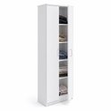 Armoire blanche avec 2 portes, dont une ouverte révélant 5 étagères remplies de vêtements.